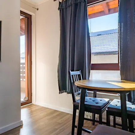 Refurbished Studios, Mountain View Balconies, Minutes From Gondola
