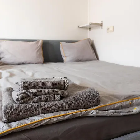 Refurbished Studios, Mountain View Balconies, Minutes From Gondola Apartament *