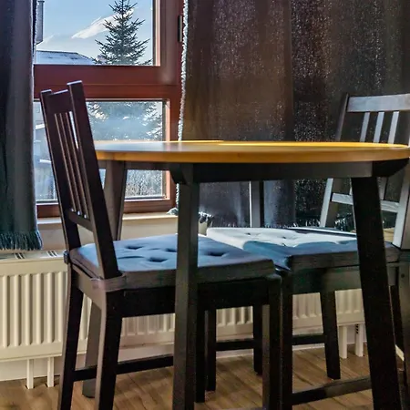 Apartment Refurbished Studios, Mountain View Balconies, Minutes From Gondola