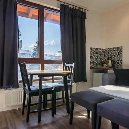 Refurbished Studios, Mountain View Balconies, Minutes From Gondola Апартаменты